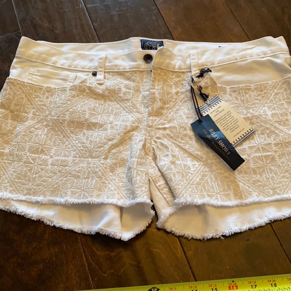 Lucky brand Riley white jean shorts. Size 31